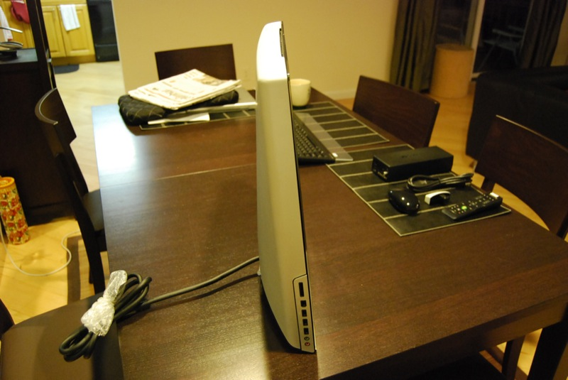 Illustration for article titled Gateway One Unboxed (Verdict: So Shiny and Sweet, It Gives Windows a Good Name)